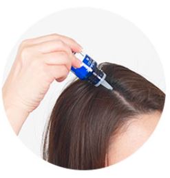 頭皮全体に育毛剤を塗布する