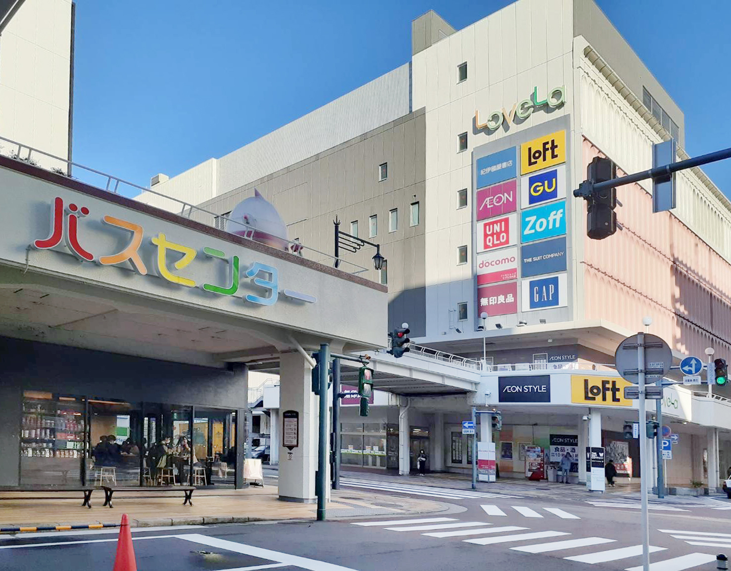 新潟県の中心である万代シティはさまざまな施設が立ち並ぶ